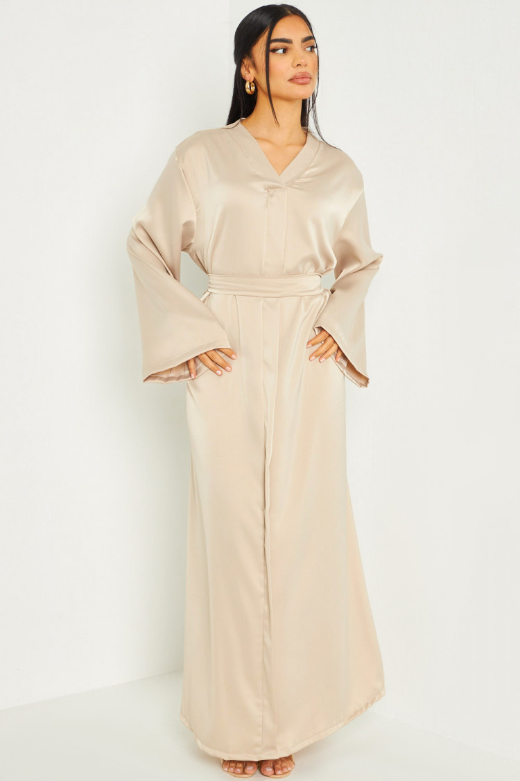 Robe longue satinée ceinturée beige