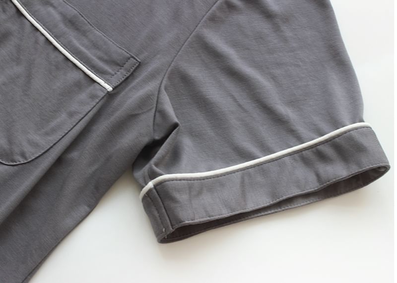 Dogini - Pyjamaset: shirt met korte mouwen, kraag en contrasterende rand + korte broek met elastische taille