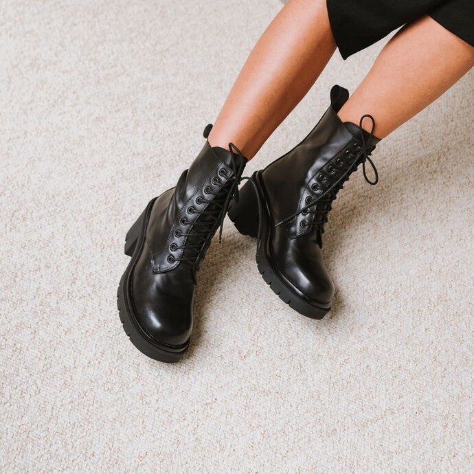 Boots à talons épais et lacets  en cuir noir