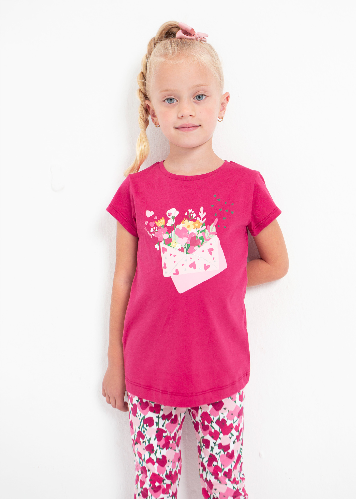 Camiseta feminina com estampa sustentável em algodão.
