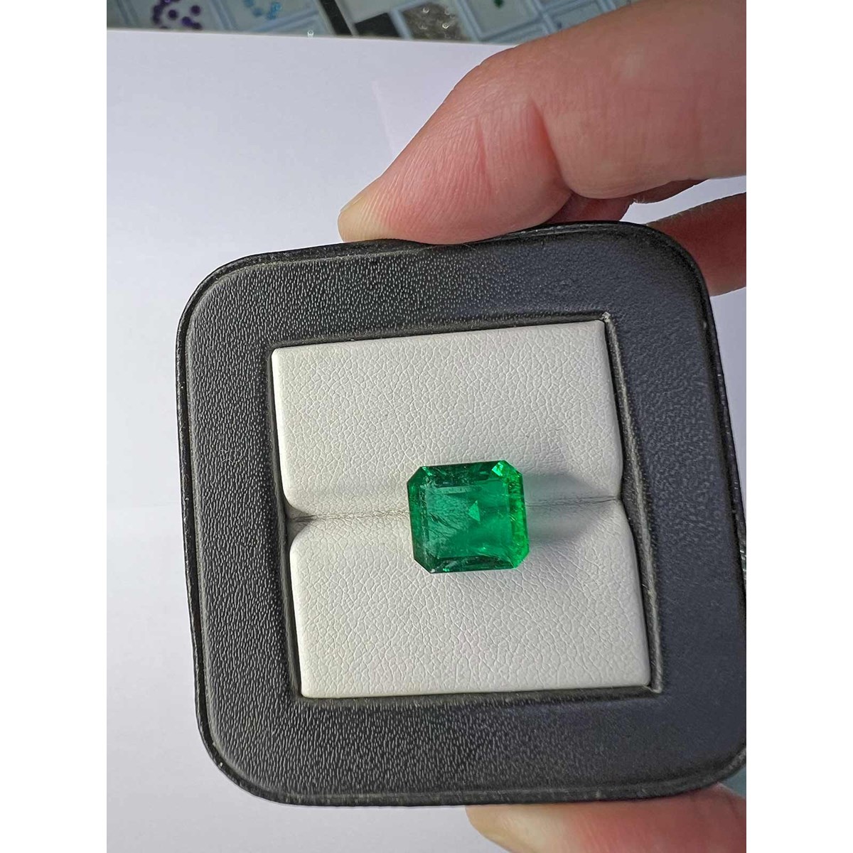 Émeraude Octogonale 4.27 ct - AAA Top Green - Clarté VVVS - Origine Zambie