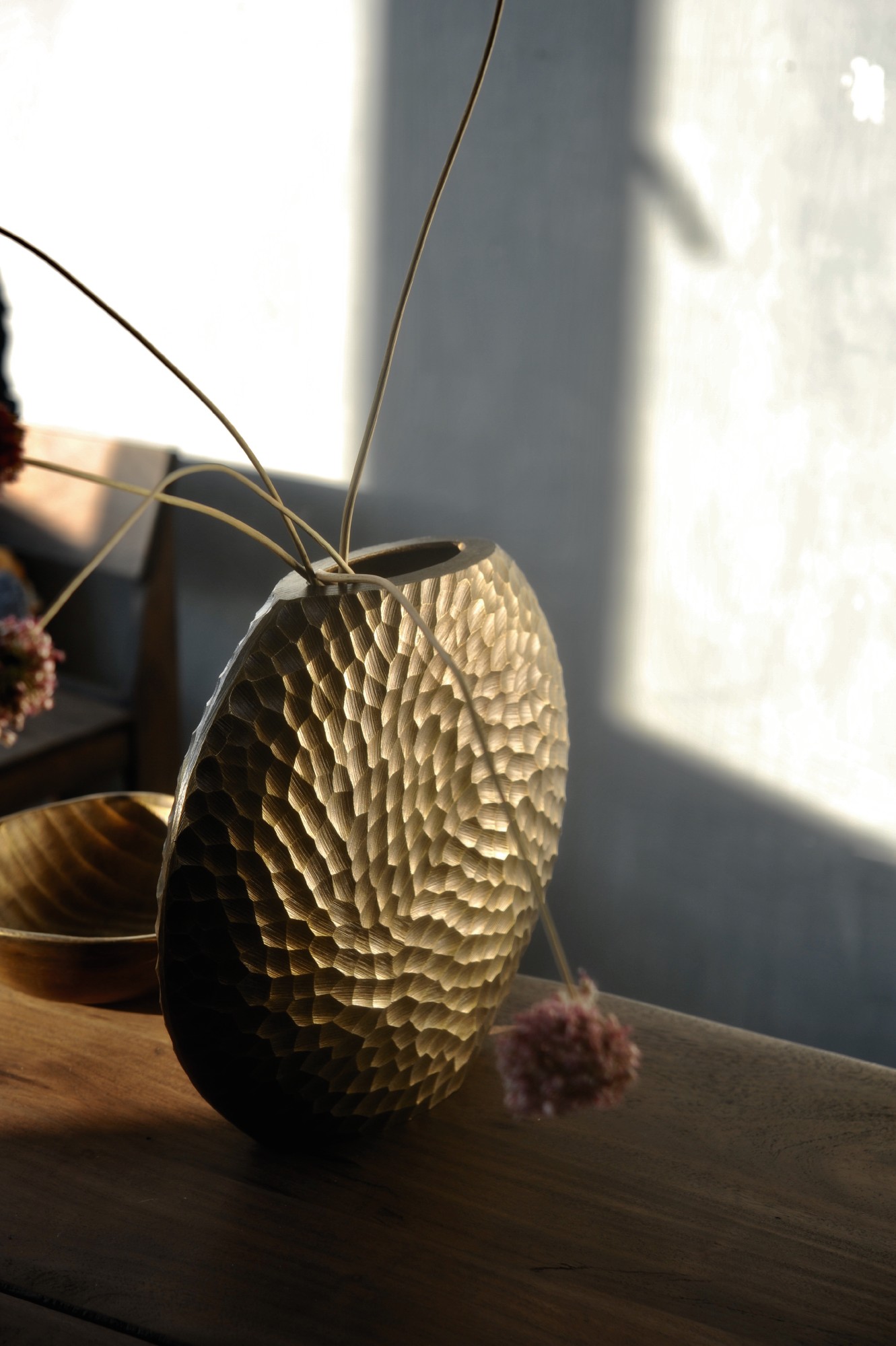 Vase 'Cialda', messing, T 7 cm, B 25 cm, H 22 cm von fischer's lagerhaus