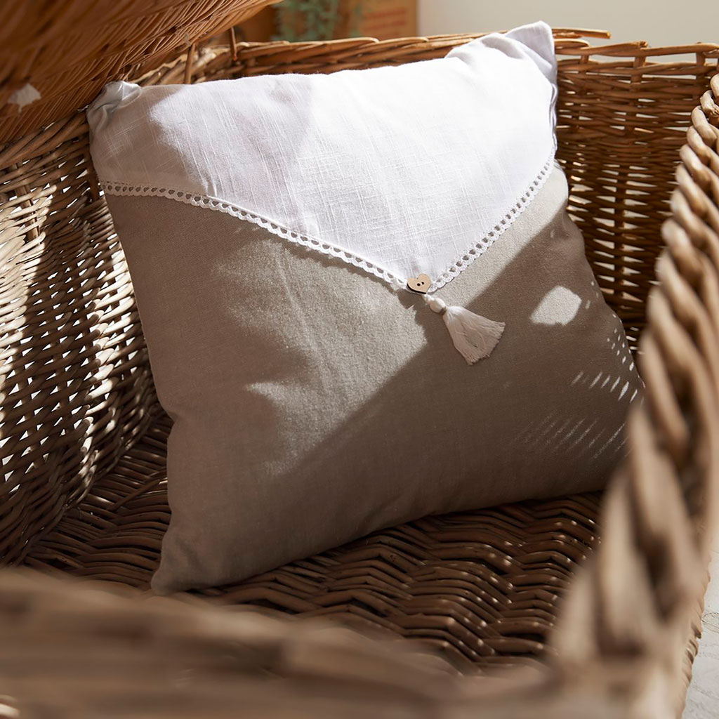 Coussin bouton dentelle beige et blanc 40x40cm