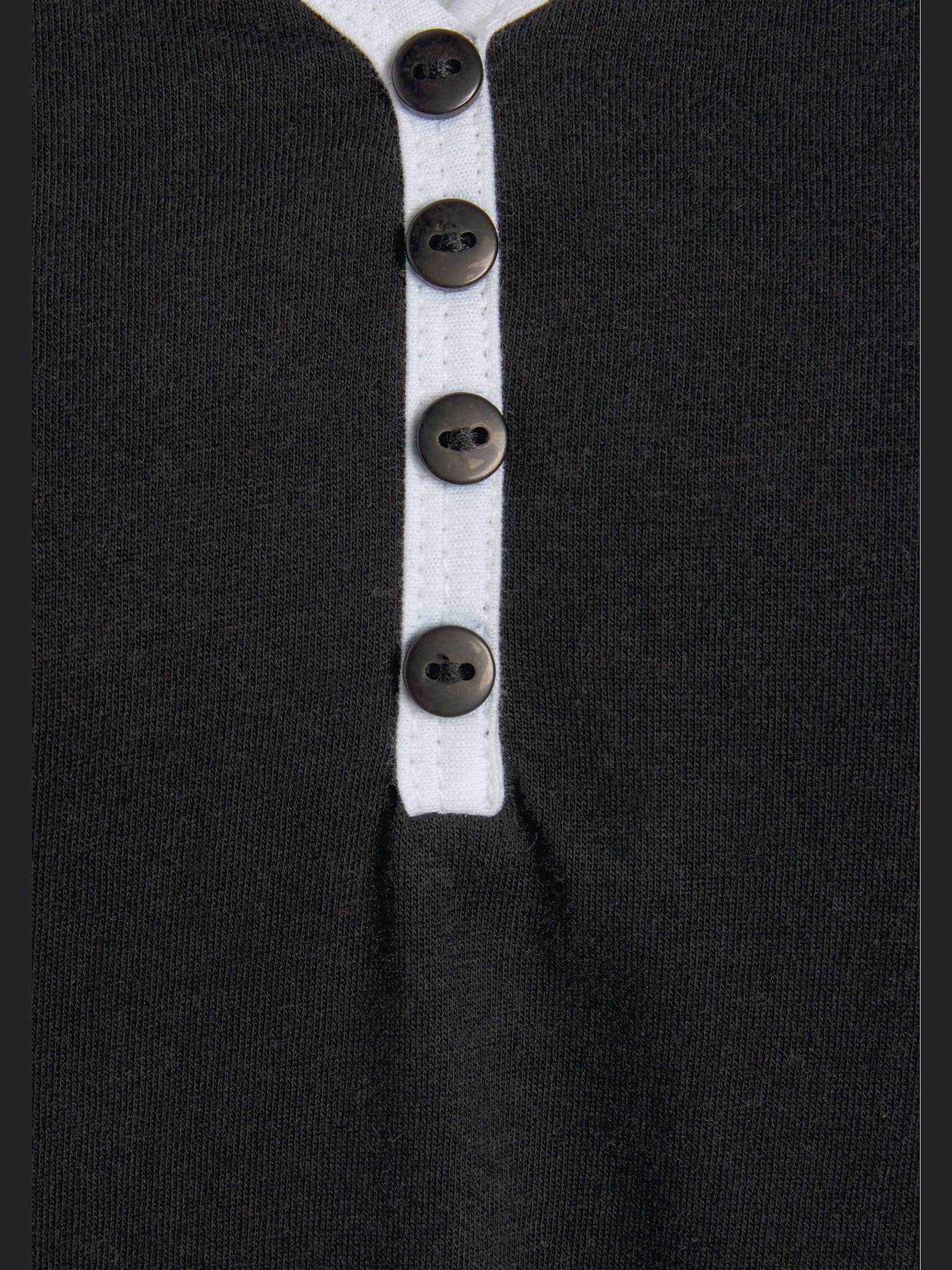 T-shirt à manches longues avec encolure en v arrondie