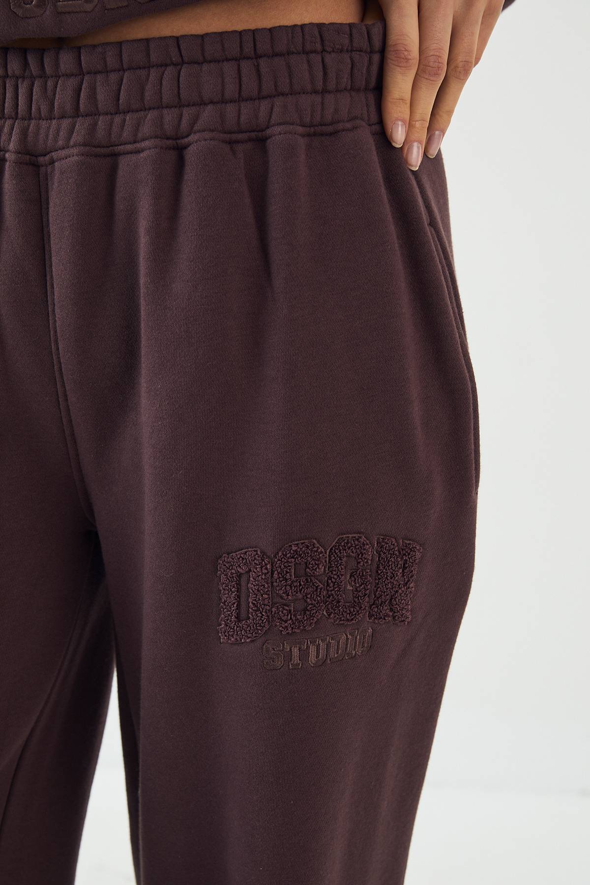 Jogging DSGN Studio en Tissu Éponge avec Appliqués Coupe Droite
