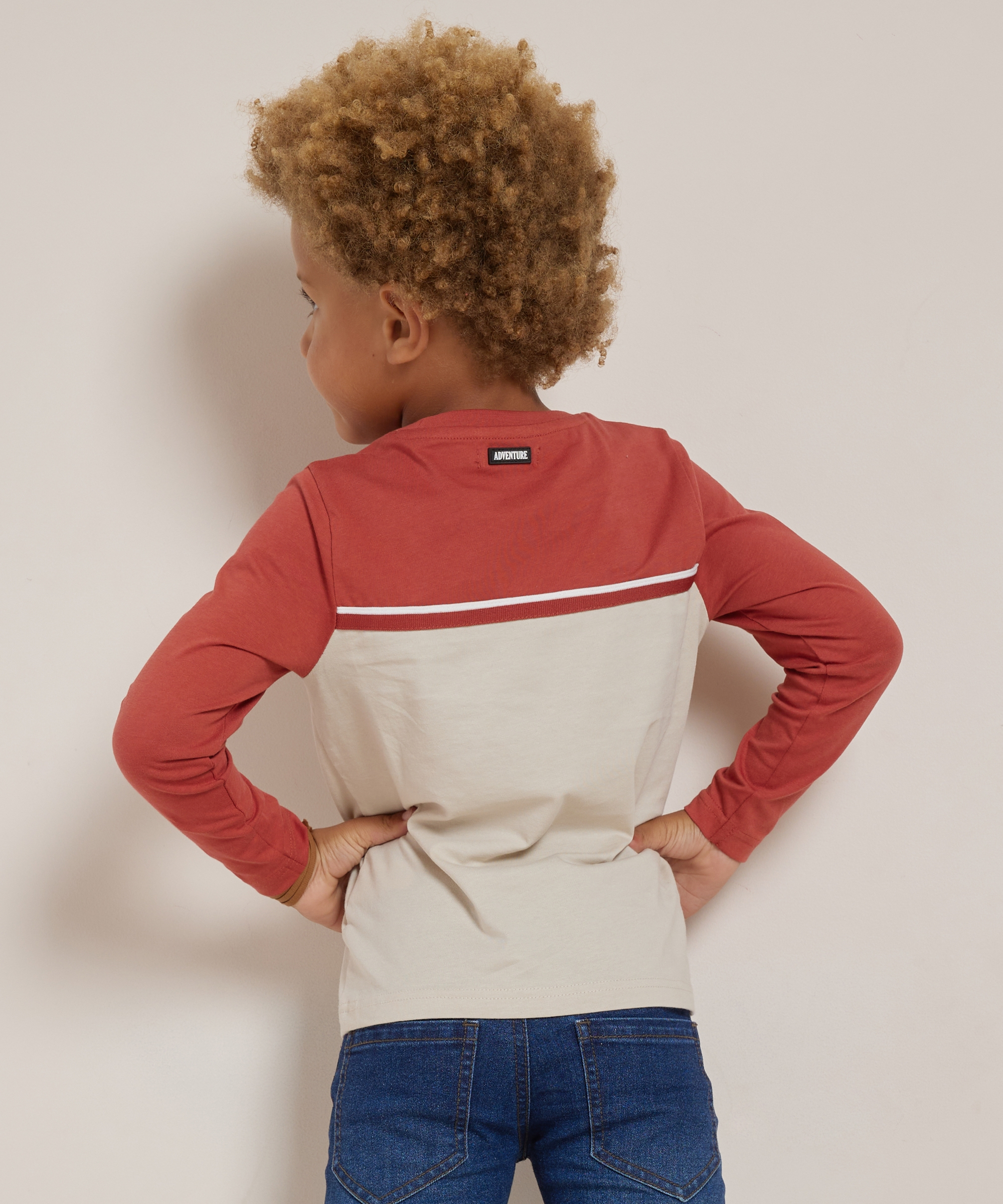 kleurblok top met witte naad