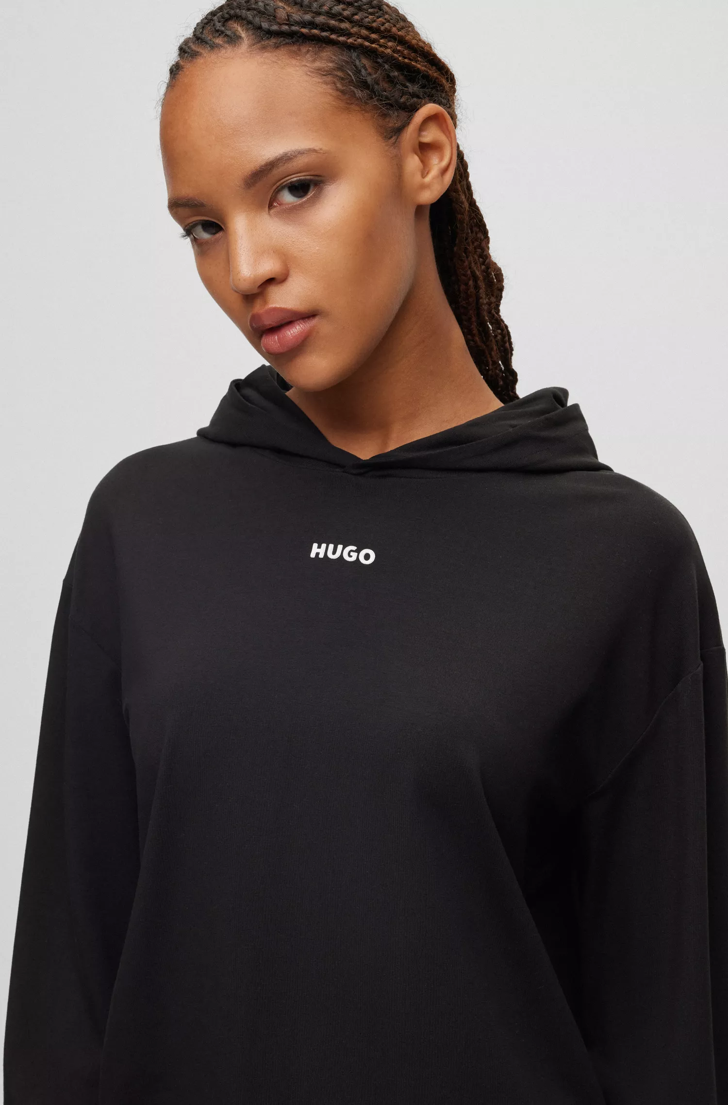 Moletom HUGO vermelho com modelagem relaxada, logo contrastante e punhos canelados.