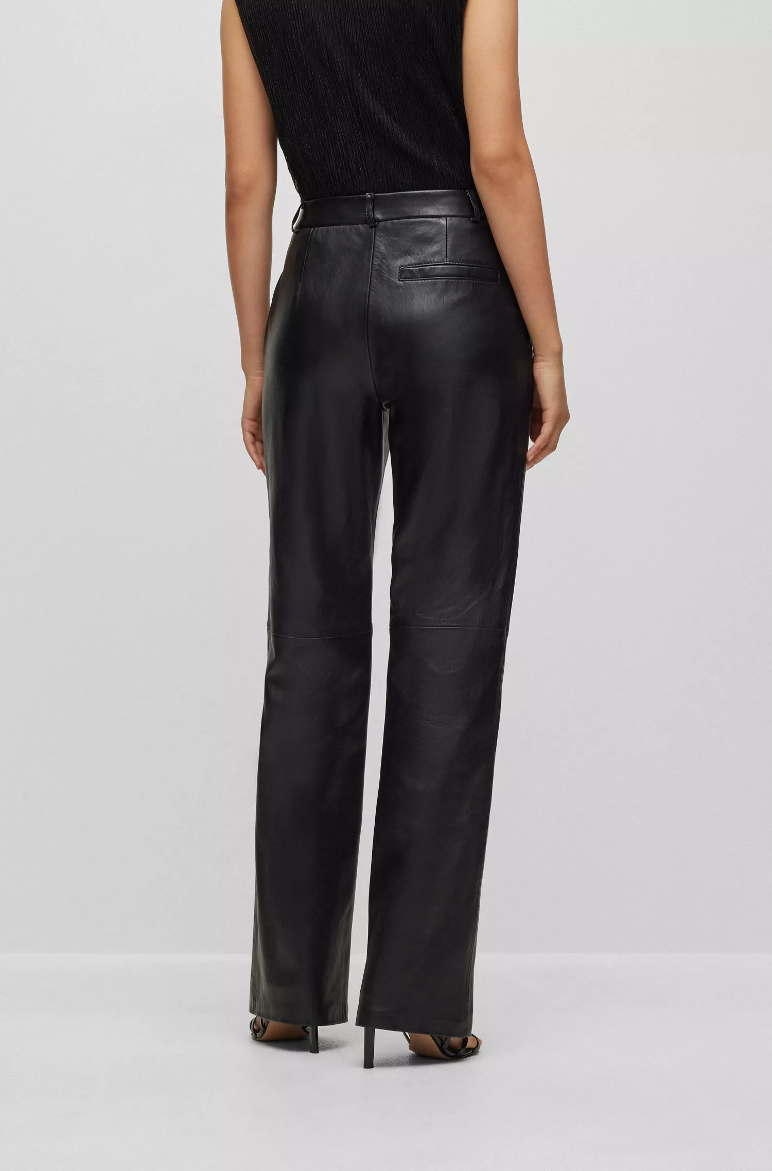 Calça BOSS preta de corte regular em couro macio.