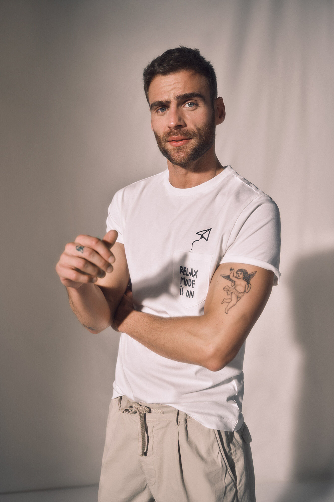 Camiseta Relax Mode com Bolso - Marfim