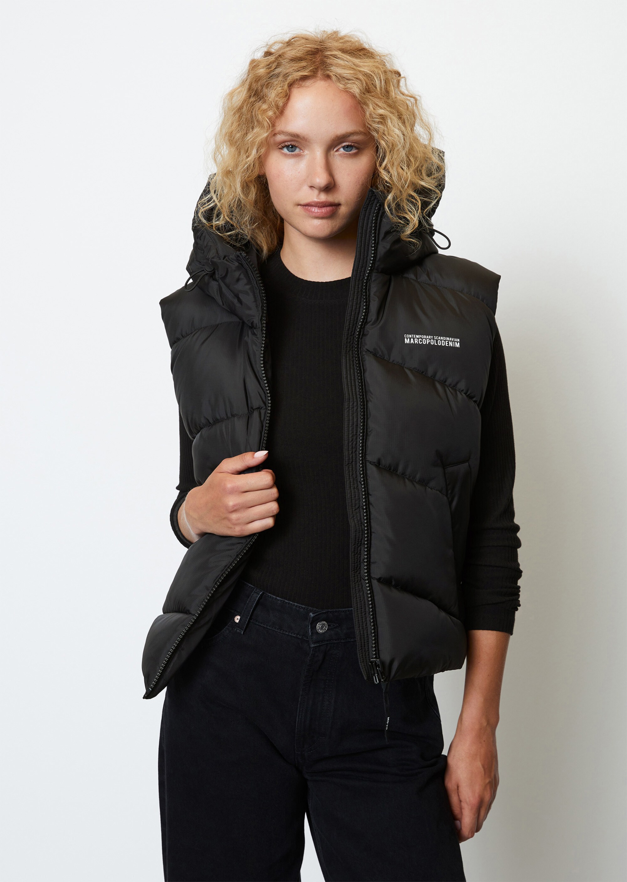 Kapuzen-Puffer-Weste regular aus teilweise recycelten Materialien