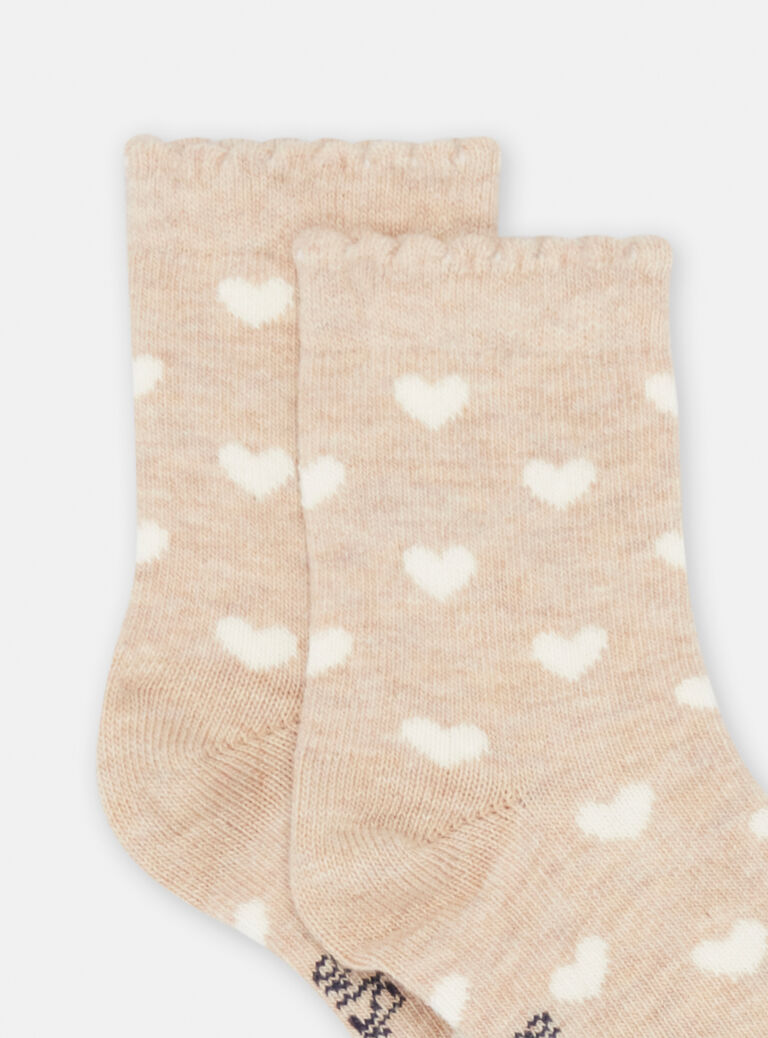 Chaussettes beiges à imprimé cœur bébé fille