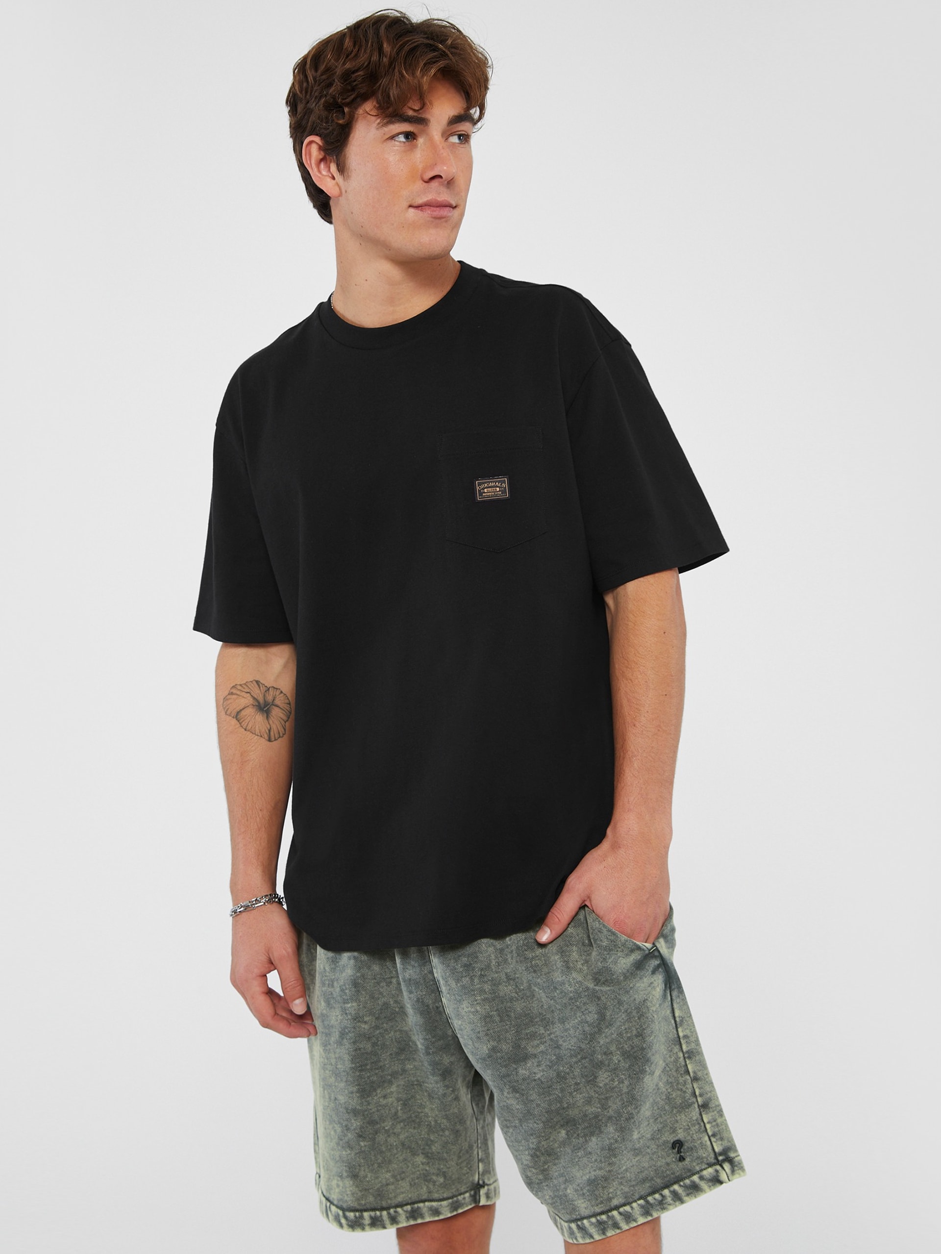 Camiseta GUESS Originals com Etiqueta Ecológica
