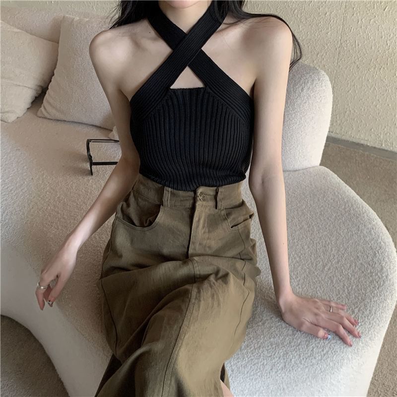Sisyphi - Halterhals, geribbelde crop top met uitgesneden rand