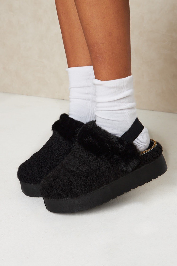 Bottines chaussons noirs en peau de moutons ouverts