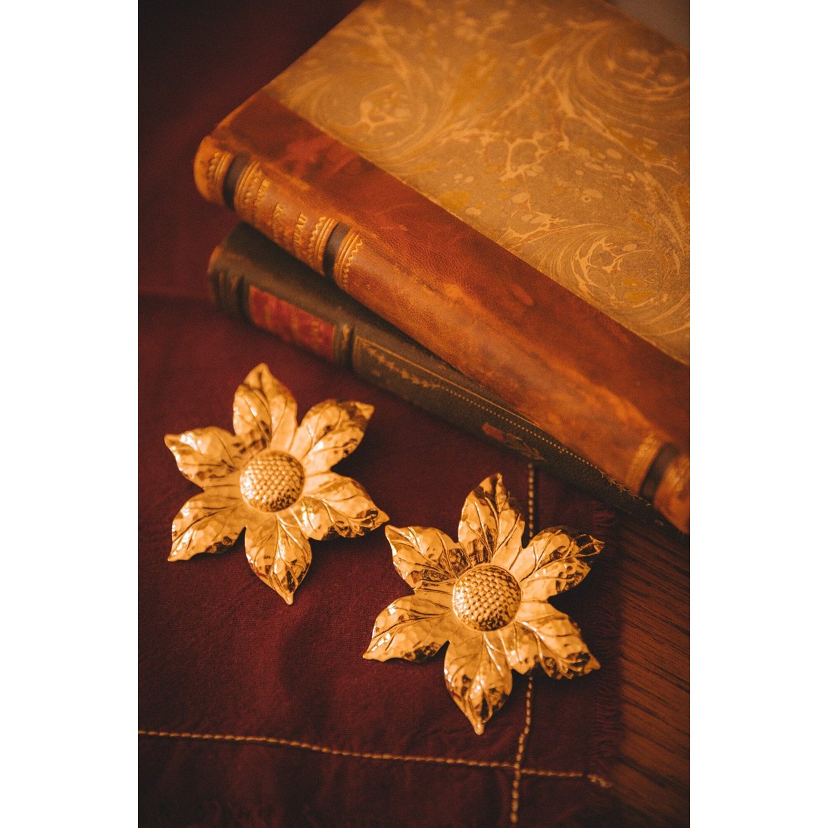 maxi boucles d'oreilles puces fleurs doré à l'or fin - HESPÉRIS