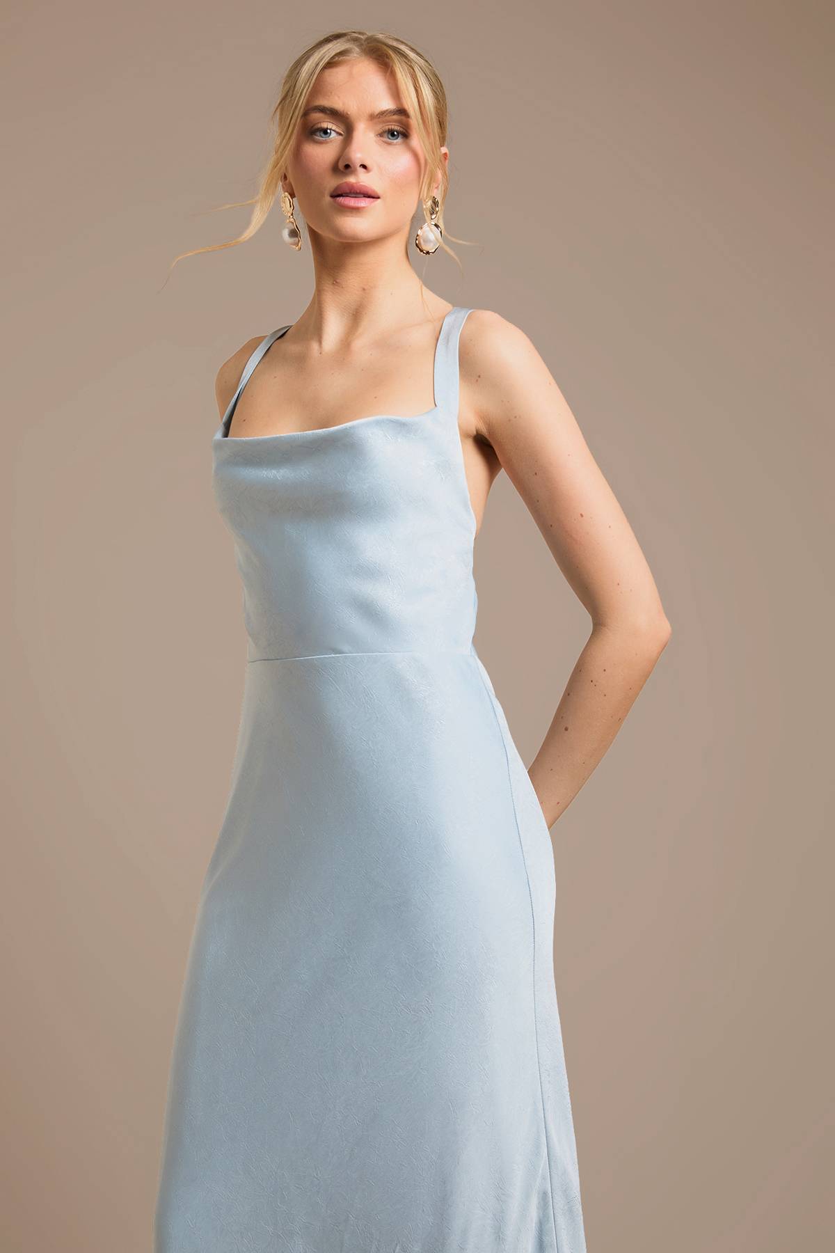 Oasis Robe De Demoiselle D'honneur Longue En Satin Bleu Clair Avec Bretelles Croisées Et Dos Noué