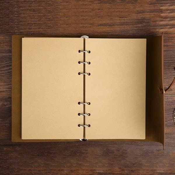 Retro-notesbog/dagbog med blødt imiteret læder og dekorativt bånd