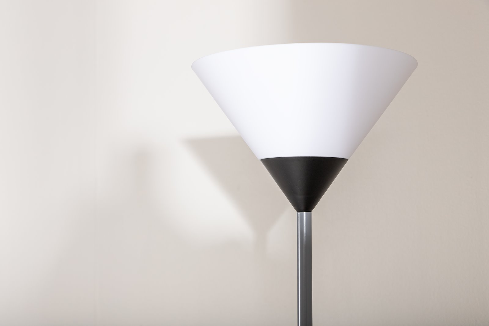 Batang gulvlampe Lys grå, hvit skjerm