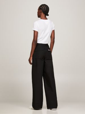 Camiseta cropped de malha lavada e modelagem slim.