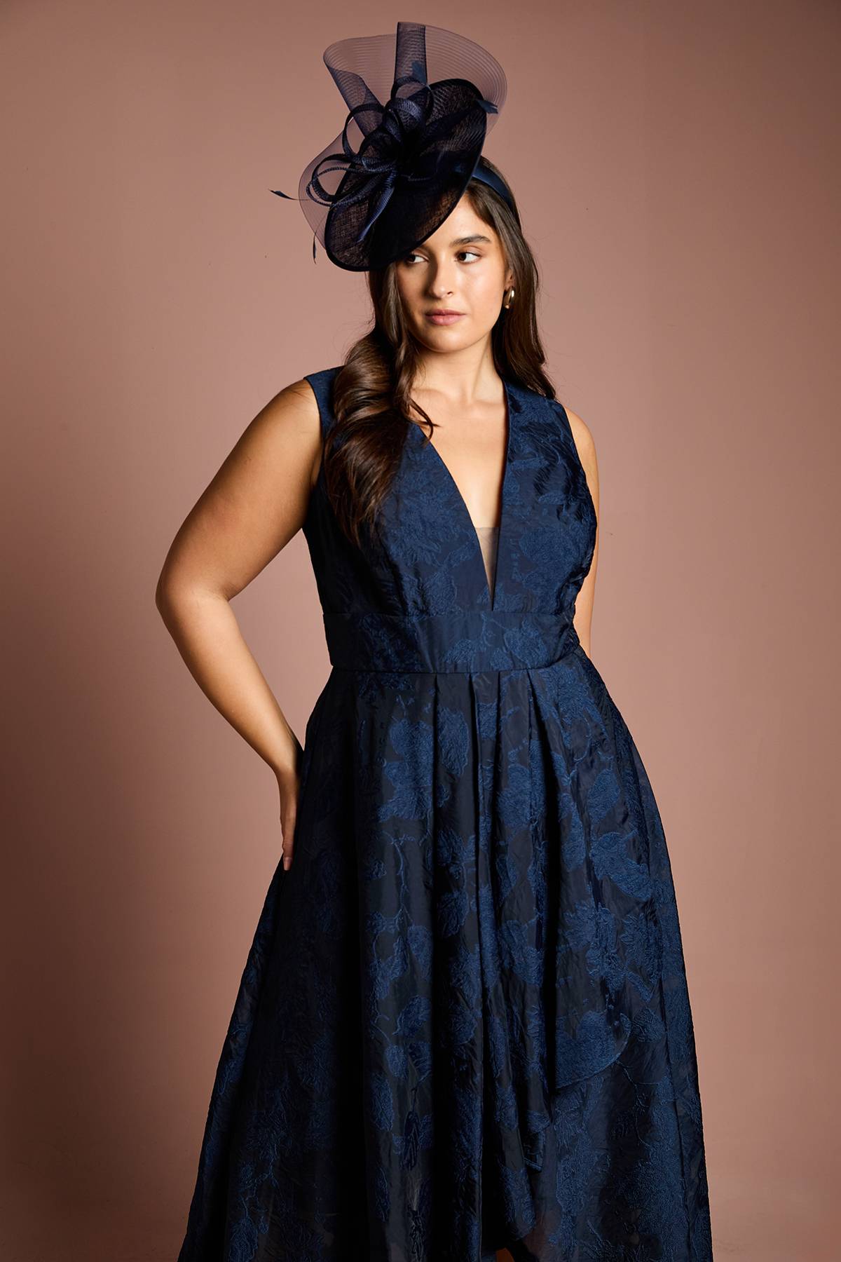 Coast Robe Maxi Grande Taille à Décolleté Plongeant et Ourlet Cascade en Organza Jacquard