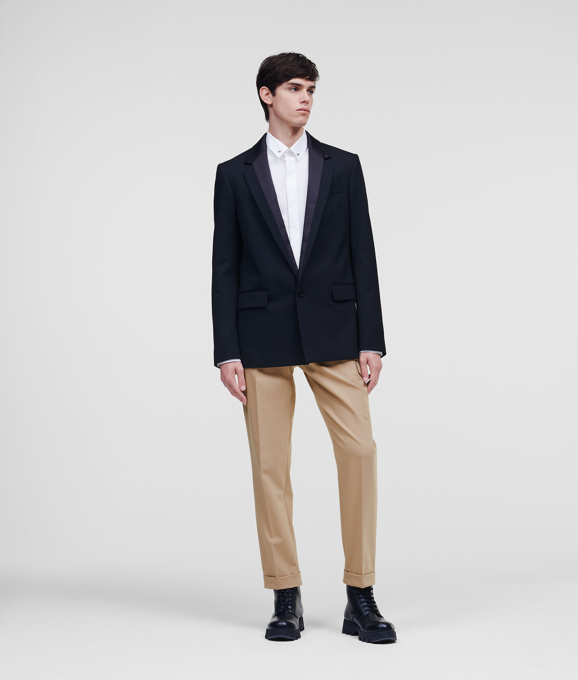 CHEMISE EN POPELINE AVEC ÉPINGLE DE COL