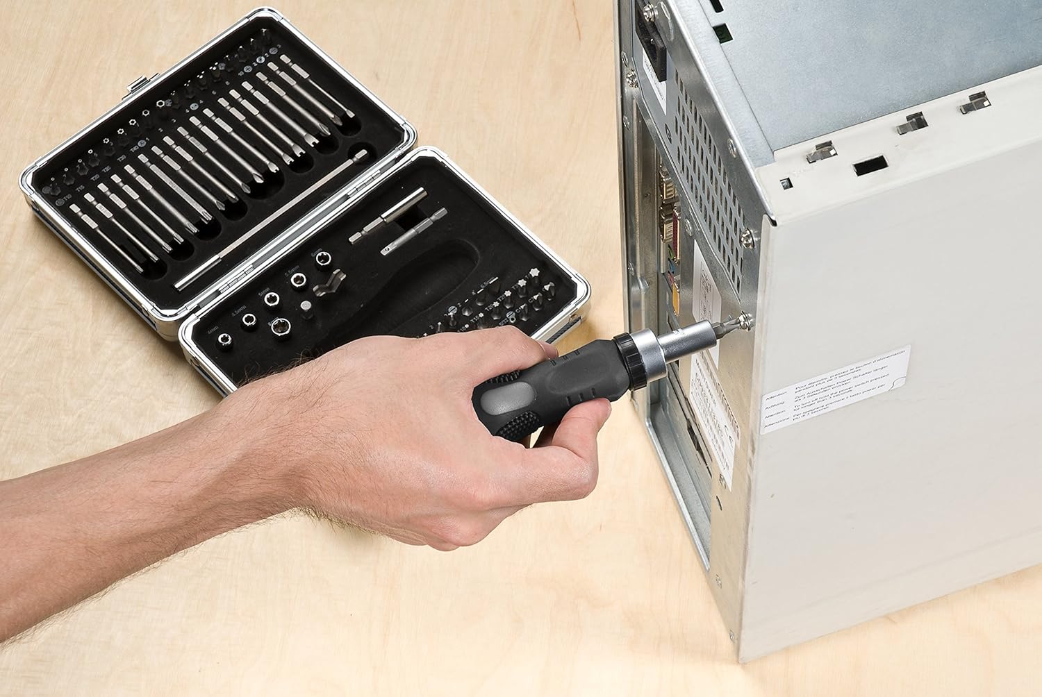 kwb Power Bit-Box 92-tlg 'inkl. Bits, Bithalter mit Dauermagnet, langer Bithalter Sechskant-Schaft und Ratschen-Handgriff in stabilem Metallkoffer