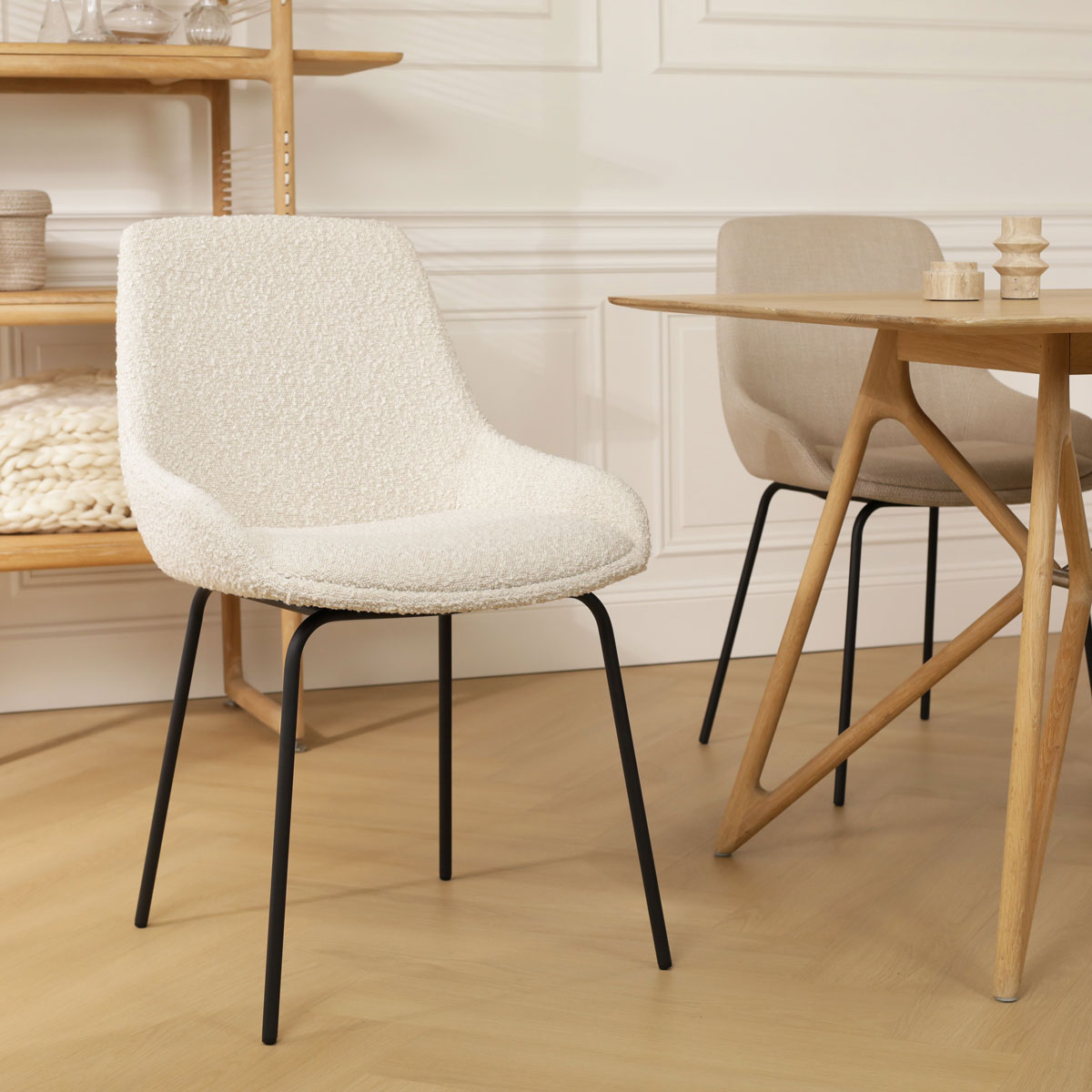 Eetkamerstoel Nora-Isa bouclé beige - zwart onderstel