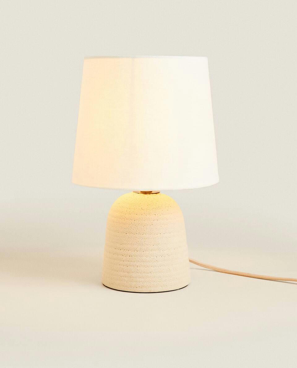 LUMINÁRIA COM BASE DE CERÂMICA TEXTURIZADA