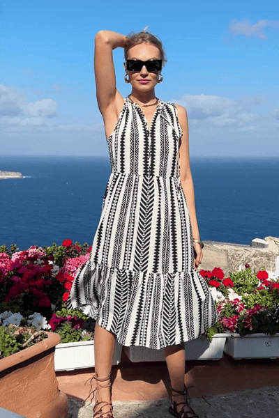Robe maxi avec col à nouer à imprimé géométrique