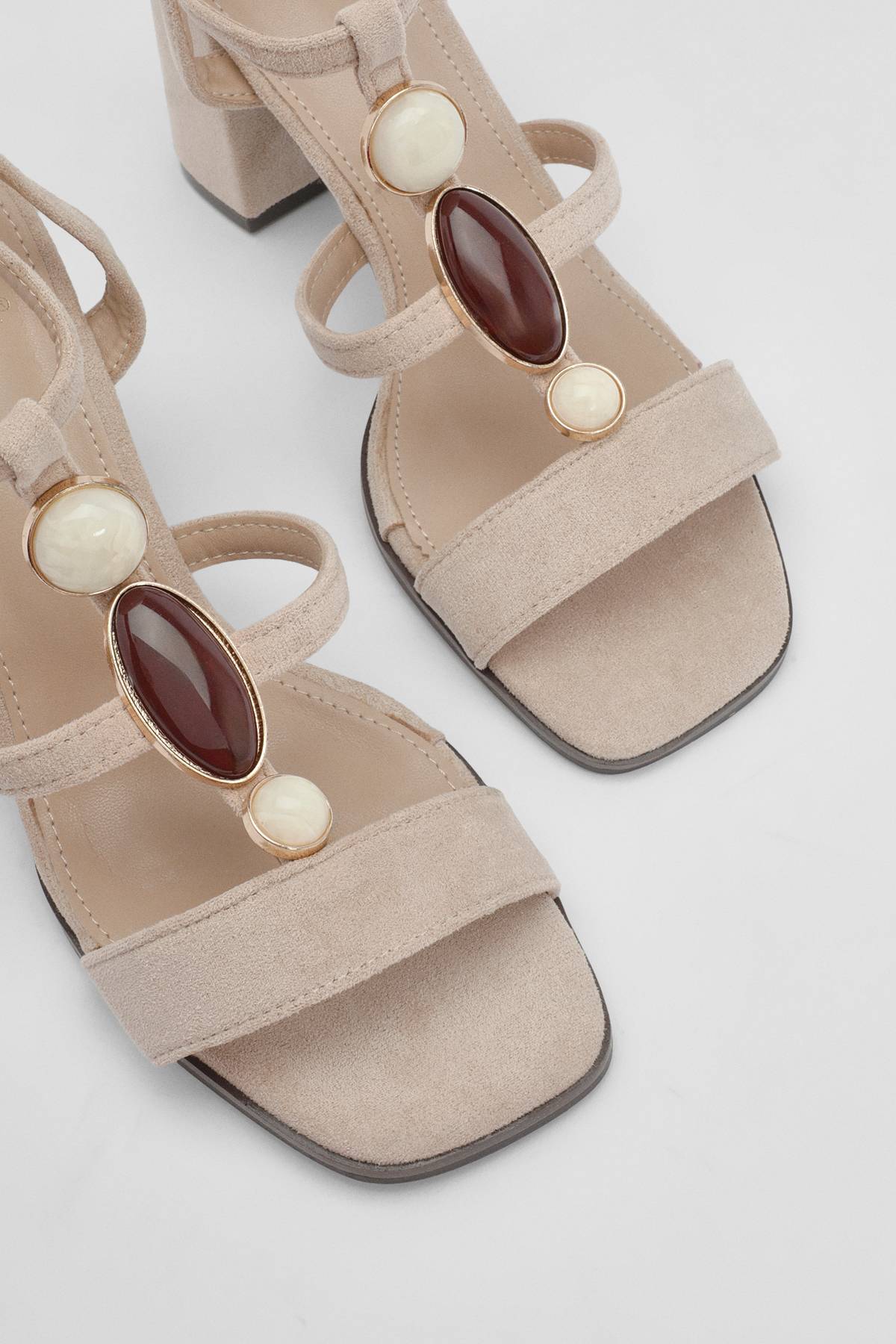 boohoo Sandales À Talons Bloc Bas Avec Détails De Perles Et Brides