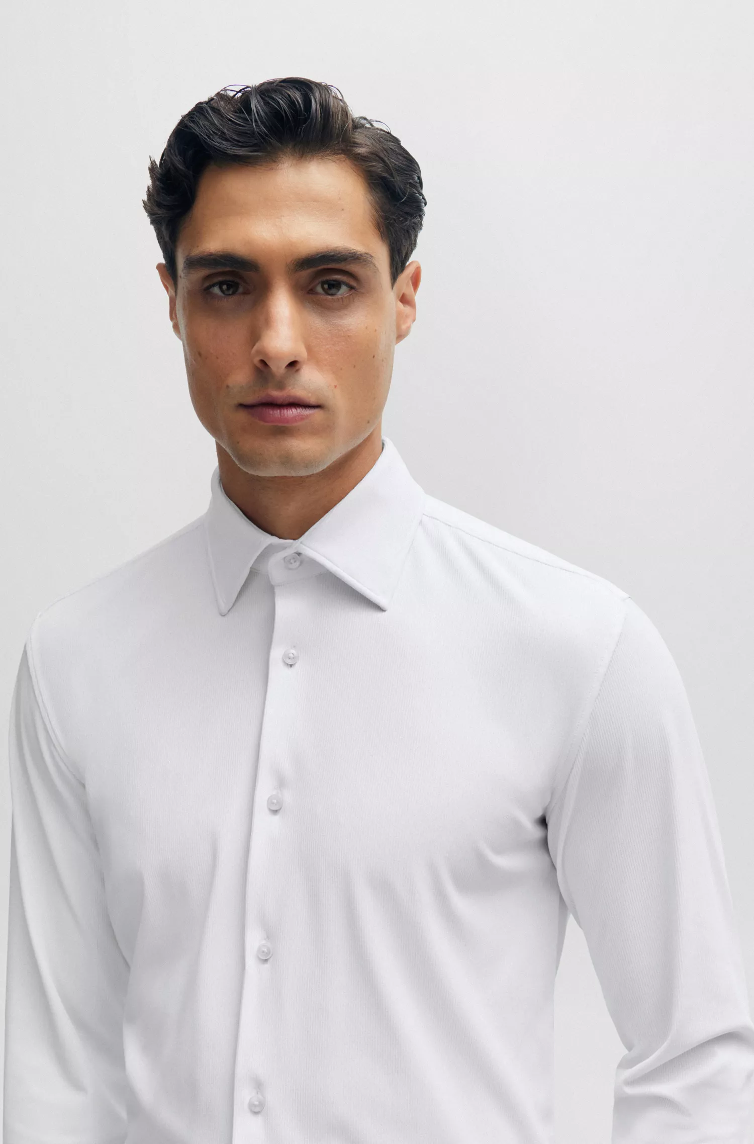 Camisa BOSS preta de corte slim em tecido elástico de alta performance.