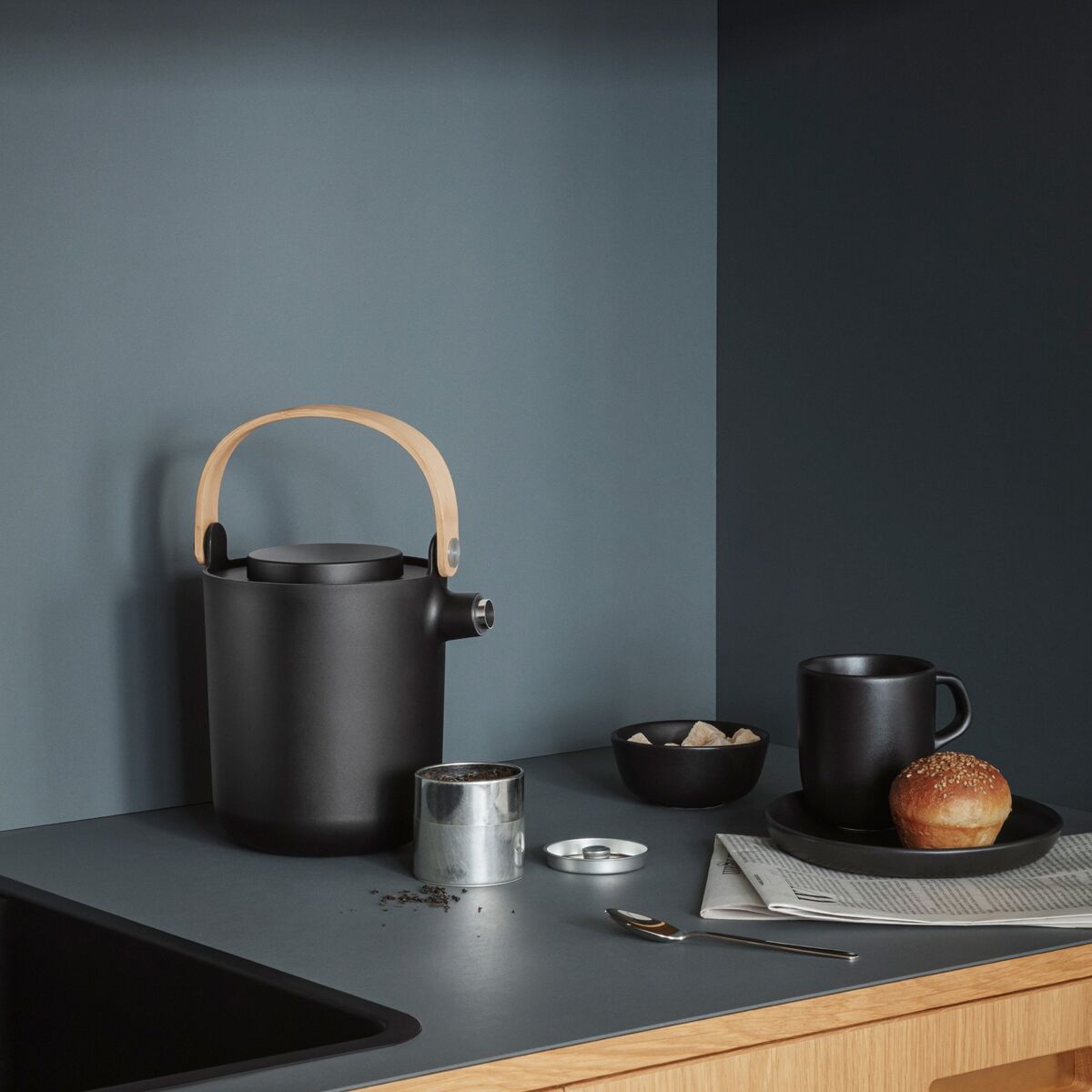 Nordic Kitchen termoskanne for te, 1 liter, svart