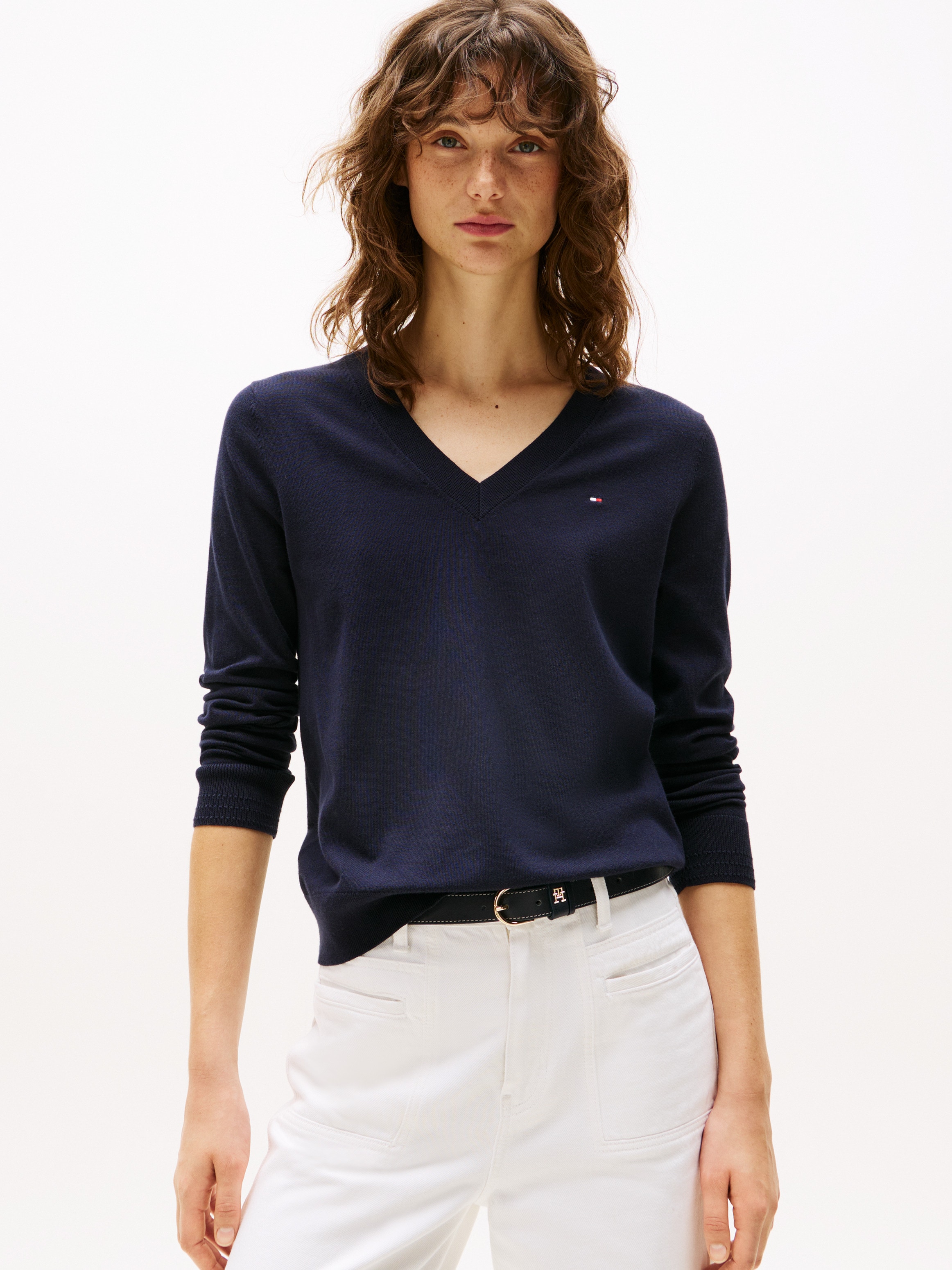 Tommy Hilfiger V-Ausschnitt-Pullover »CO JERSEY STITCH V-NK SWEATER«, Kontrastfarbene Streifen im Ausschnitt und Logo Stickerei am Ärmel