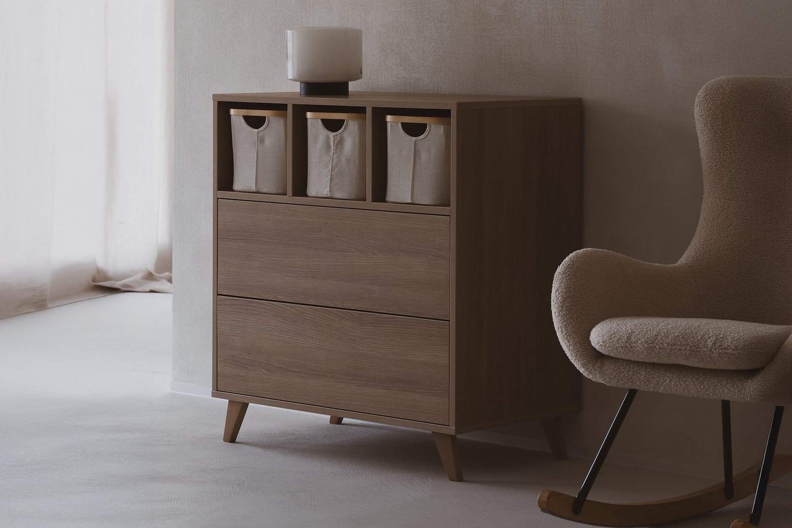 Kurv Multifunksjonell kurv i beige tekstil. Ramme i naturtro finish. 47x25x22 cm.