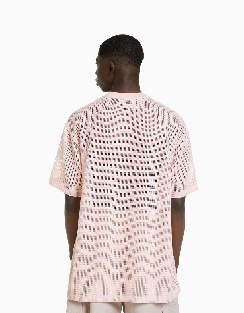 Camiseta de manga curta com modelagem quadrada e detalhes em tela