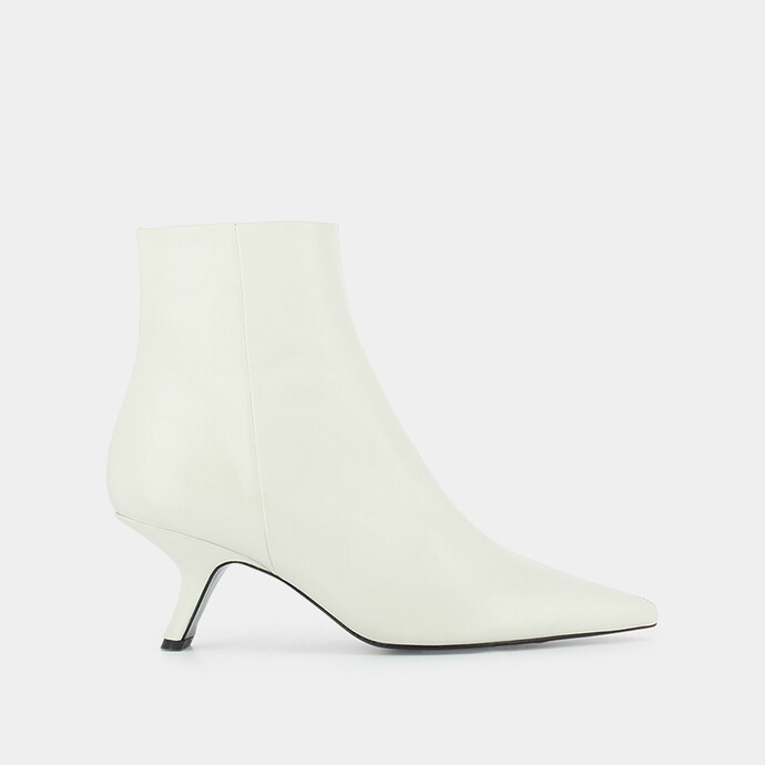 Bottines pointues à talon incliné  en cuir écru