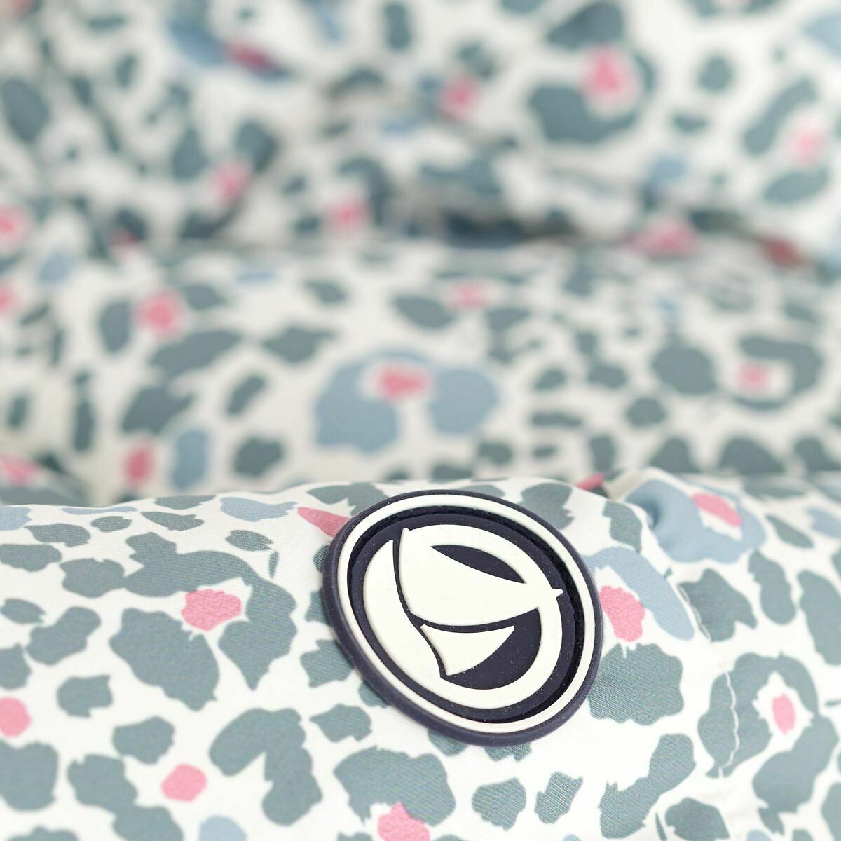 PETIT BATEAU<br>Jaqueta de penas com capuz