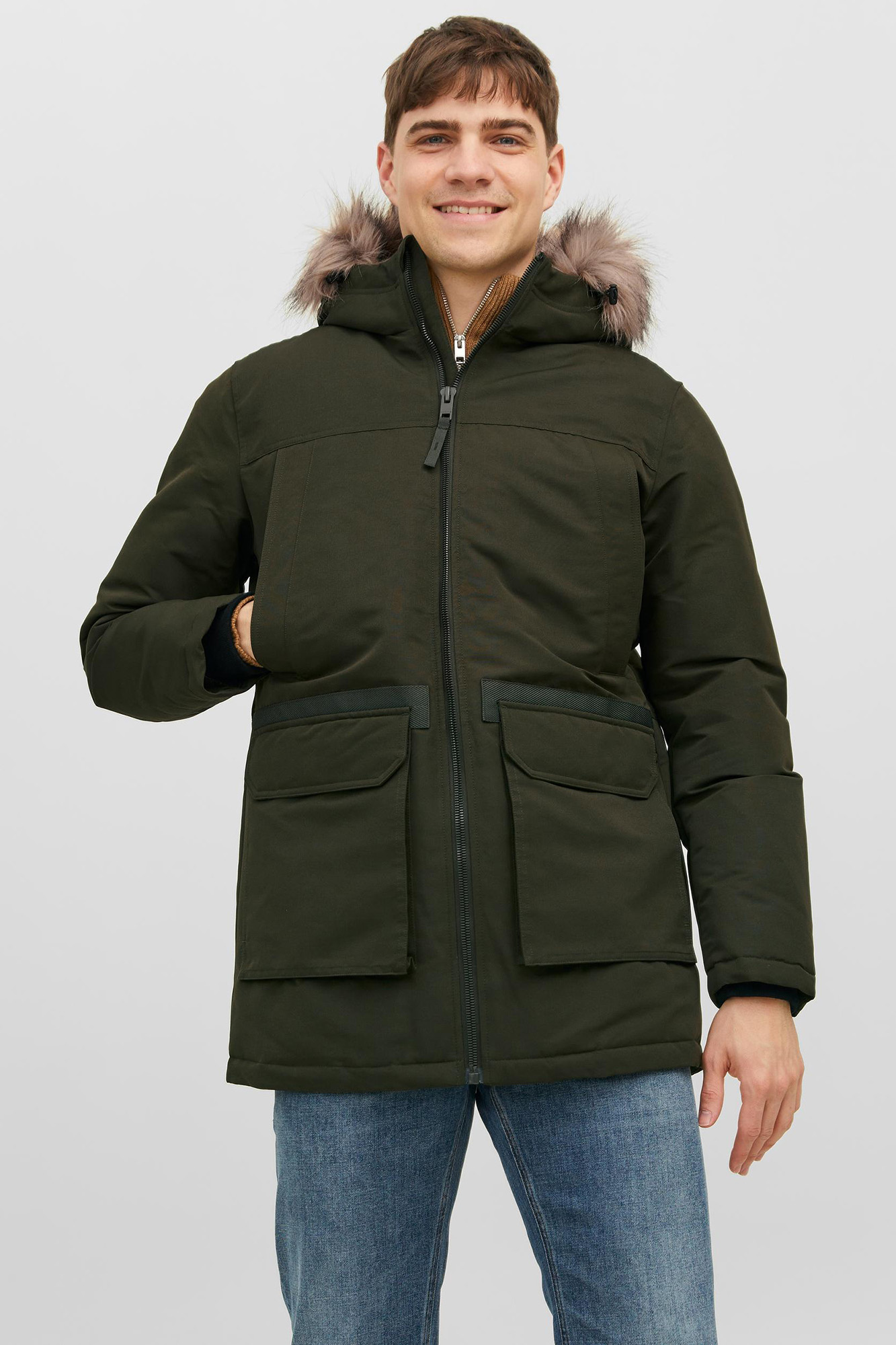 Parka com capuz e forro de penas