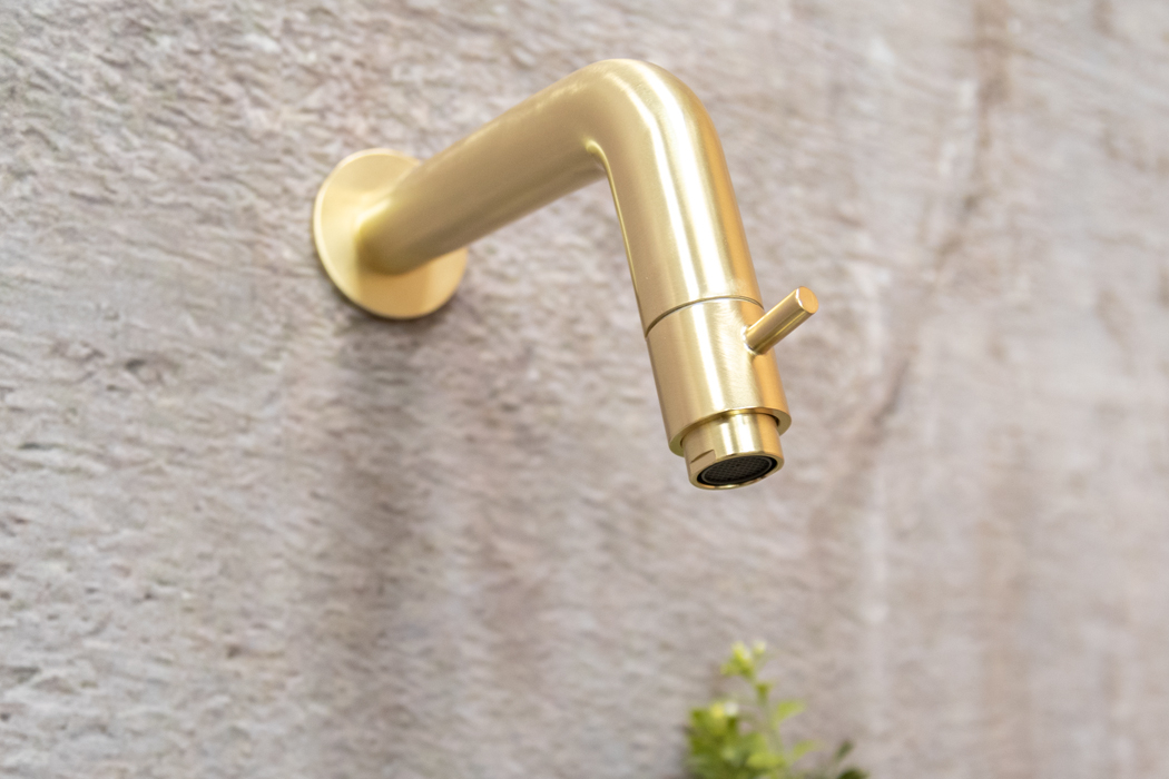 Saniclear Seba fonteinset met eiken plank, grijze terrazzo waskom en gouden kraan voor in het toilet