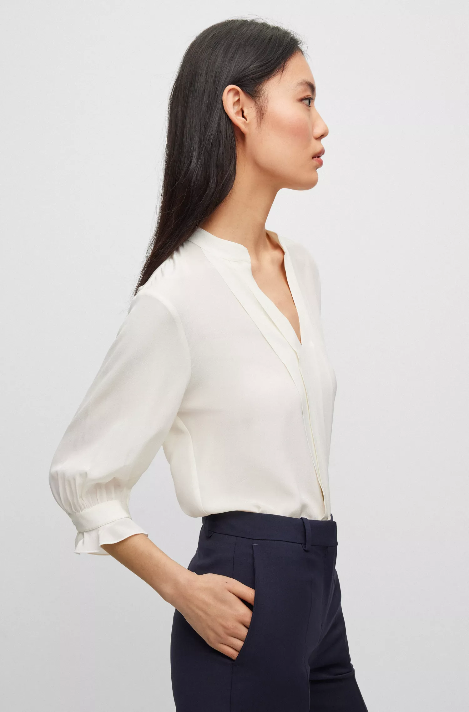 Blusa BOSS preta de corte regular em pura seda com pregas frontais.