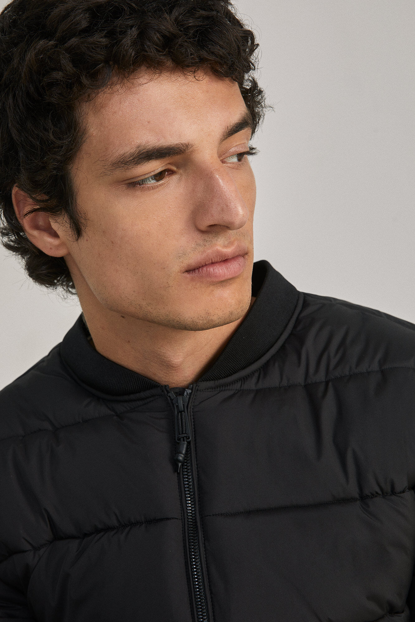 Jaqueta bomber com capuz acolchoado - preta