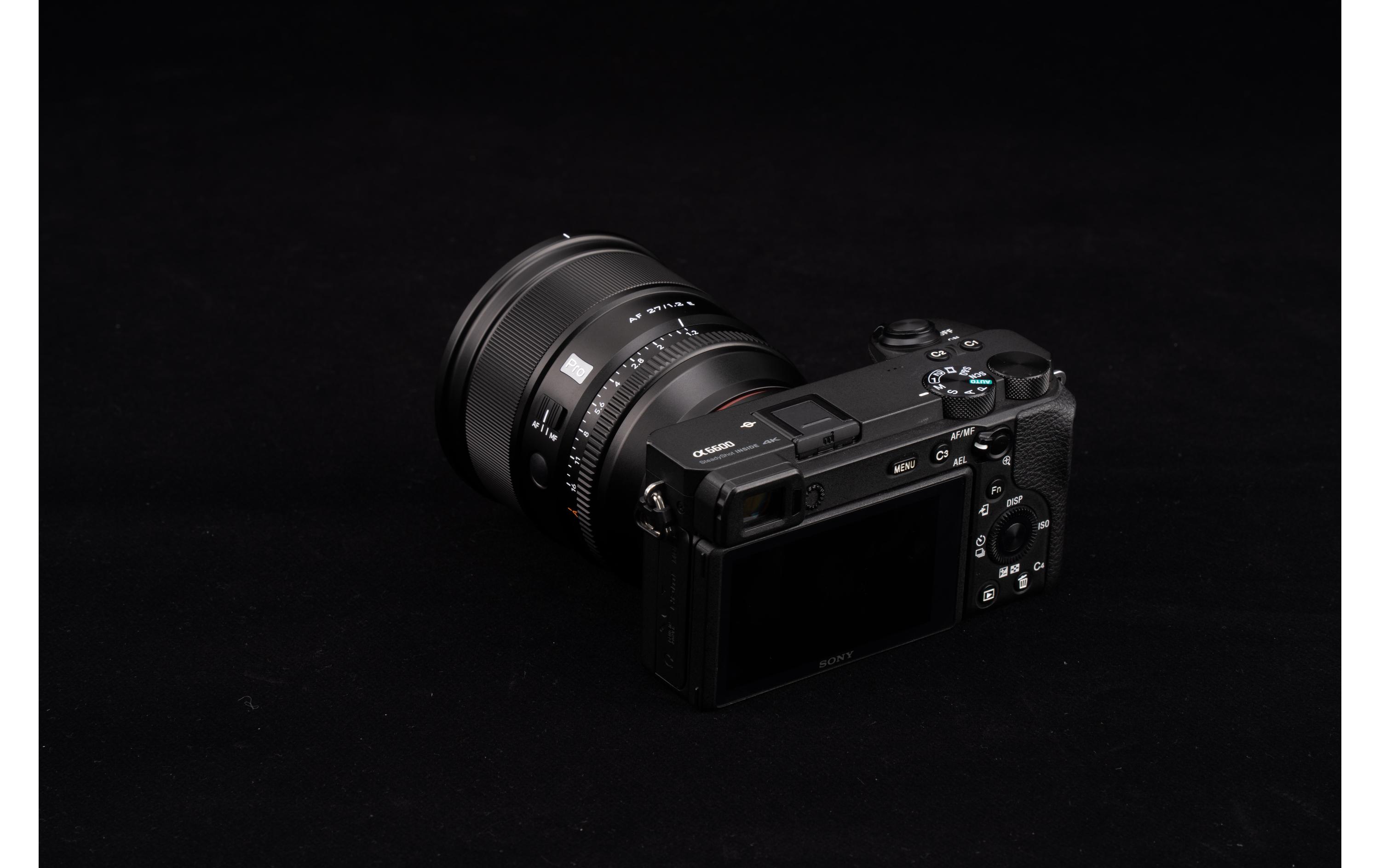Festbrennweite AF 27mm F/1.2 Pro – Sony E-Mount<br>APS-C-Objektiv mit grosser Blende und Autofokus für Sony