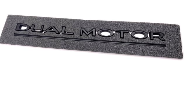 #34:Dual Motor#34: logo i mat sort