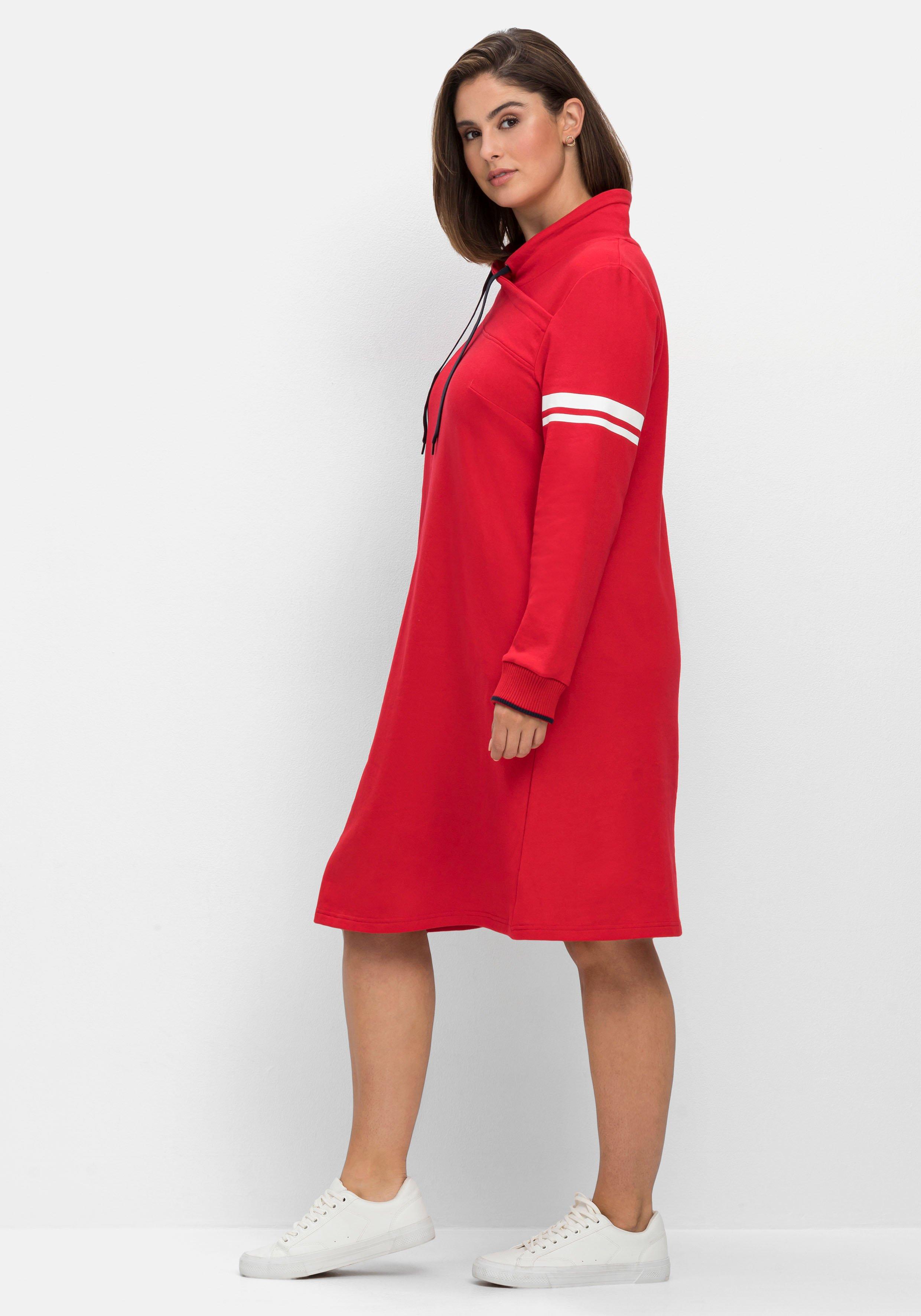 Kurzes Sweatkleid mit weitem Kragen, in leichter A-Linie