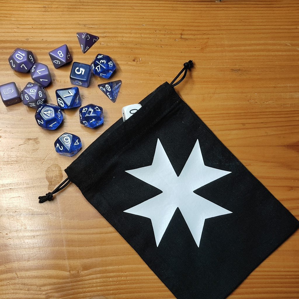 Bourse à dés ou sac Pochon à dés - motif croix des templiers blanche sur fond noir