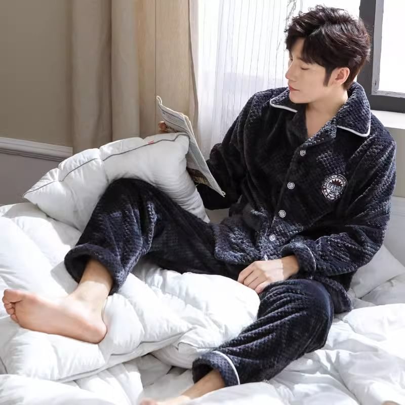 Dazzli - Pyjamaset: fleece shirt met geborduurde letters + effen broek