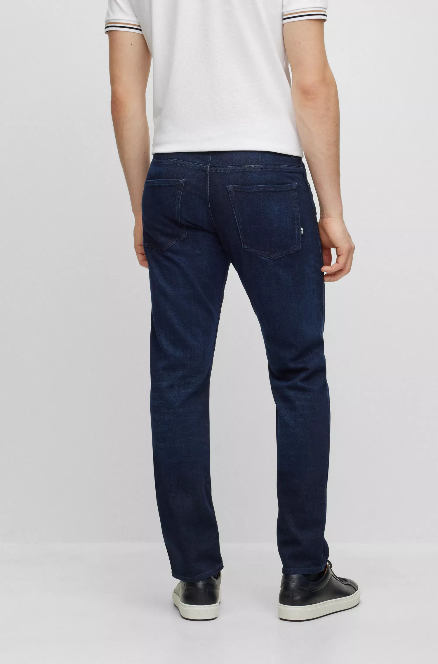 Calça jeans BOSS preta, corte slim, em denim italiano supermacio azul-escuro.