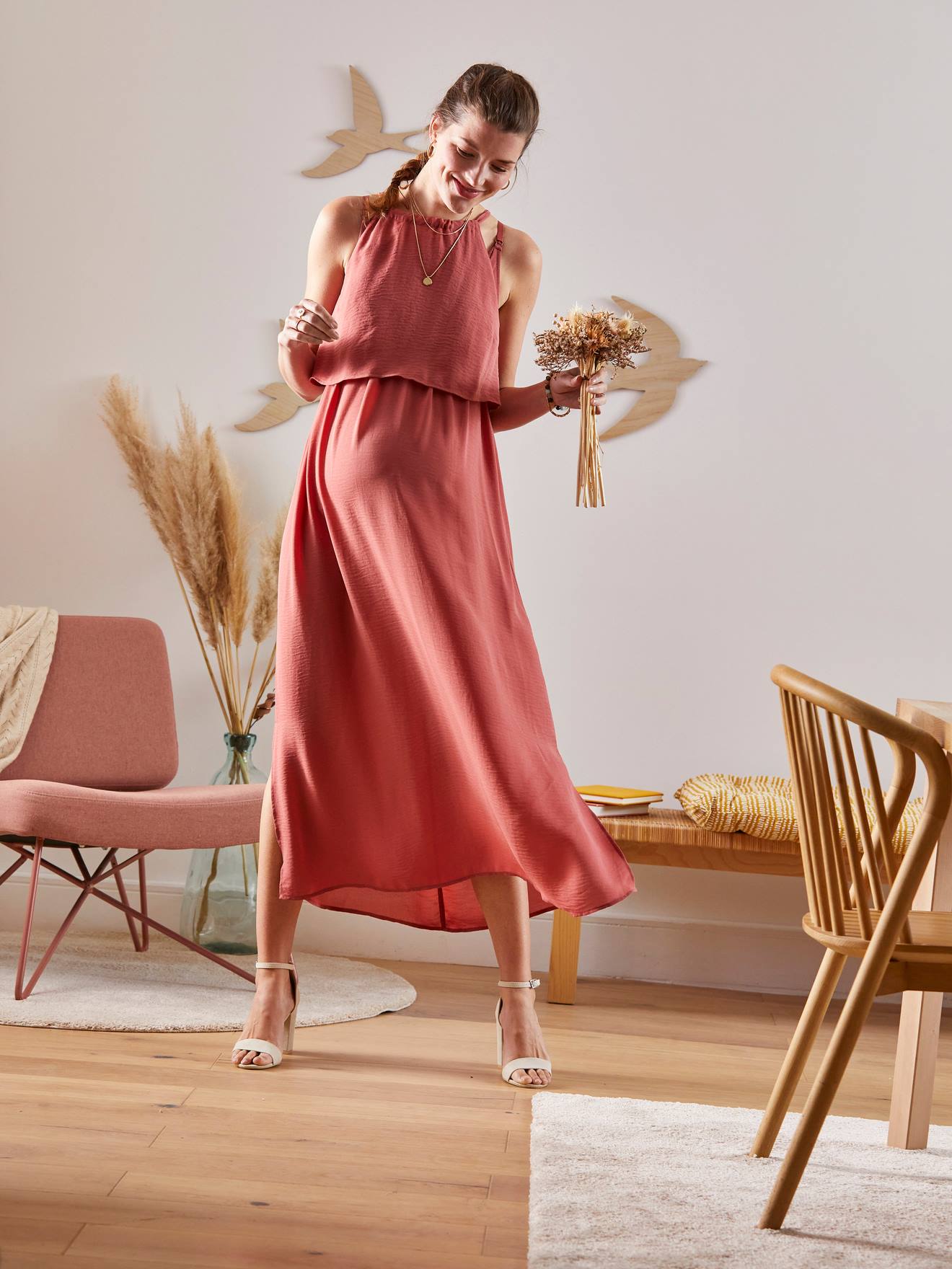 Vestido longo sem mangas para gestantes e lactantes em tom castanho claro liso