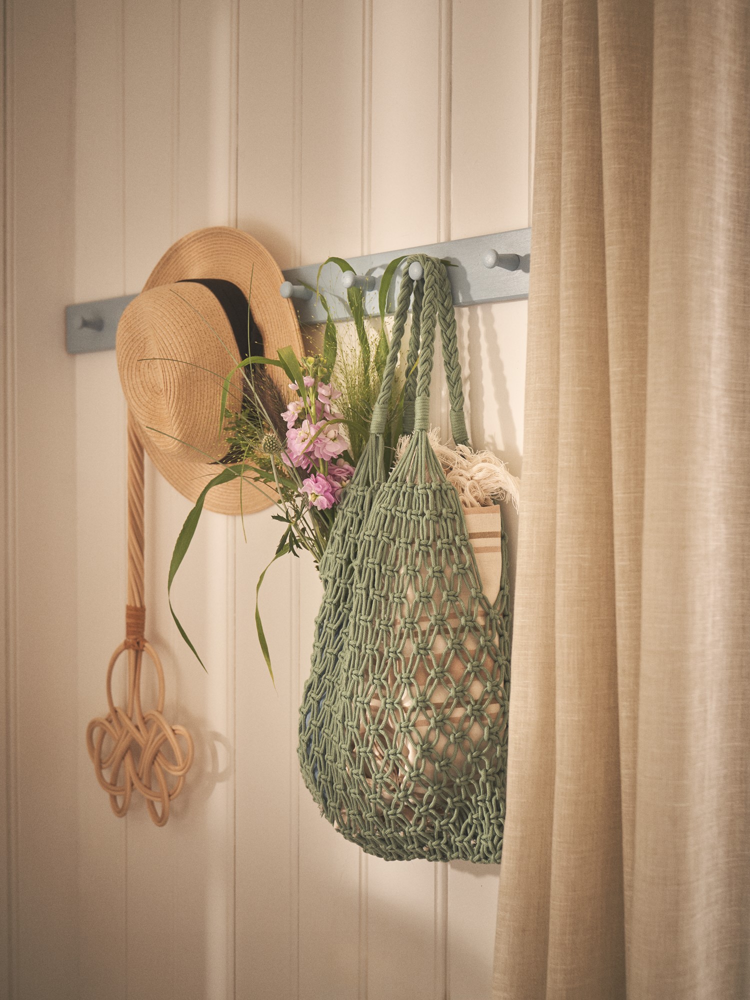 Netpose | 54 x 38 cm.  | Warm Grey