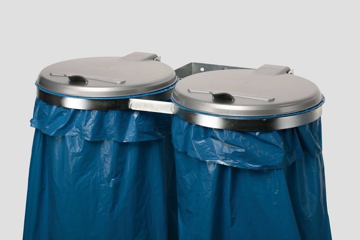PROREGAL Robuuste dubbele afvalbak met kunststof deksel, wandmontage, 2 x 120 liter, B x D 80 x 53 cm, gegalvaniseerd staal, zilver